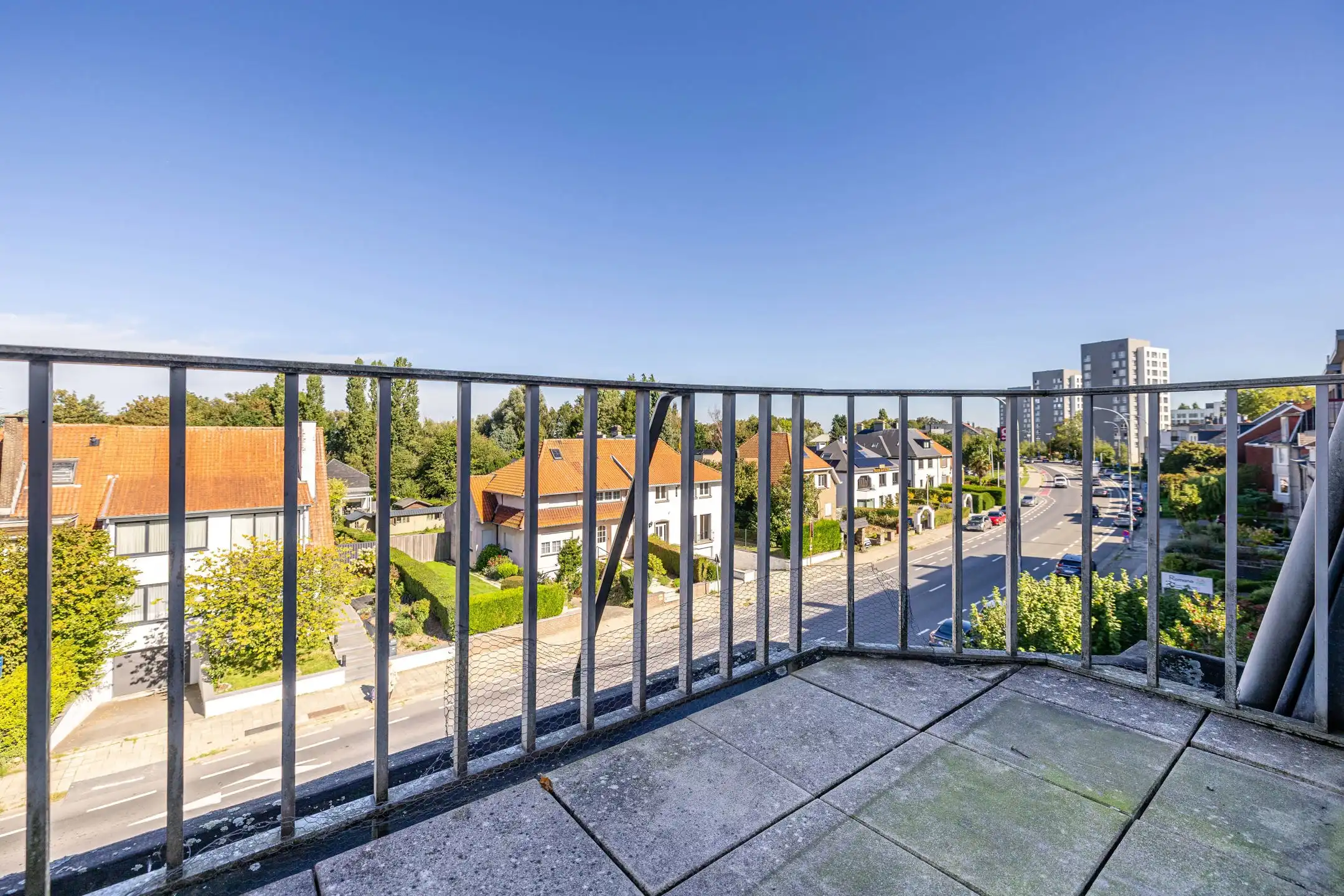 LAKEN : APT met 2 slaapkamers, terras en veel potentieel foto 5