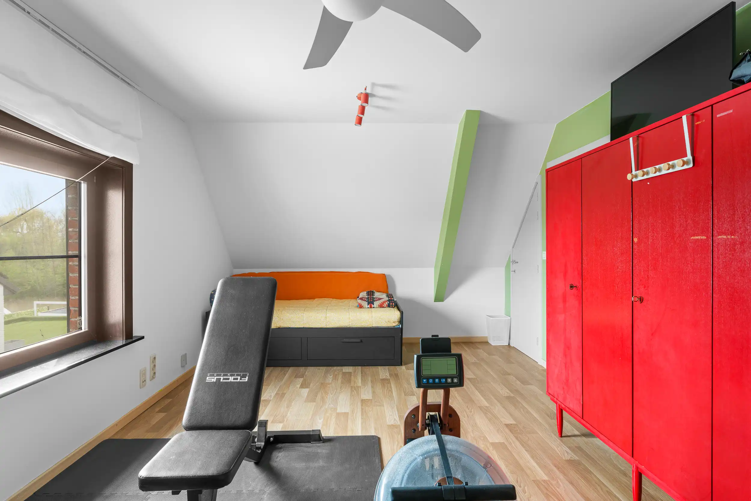 Ruime gezinswoning met 4 slpk, zonnepanelen & zonnige tuin foto 12