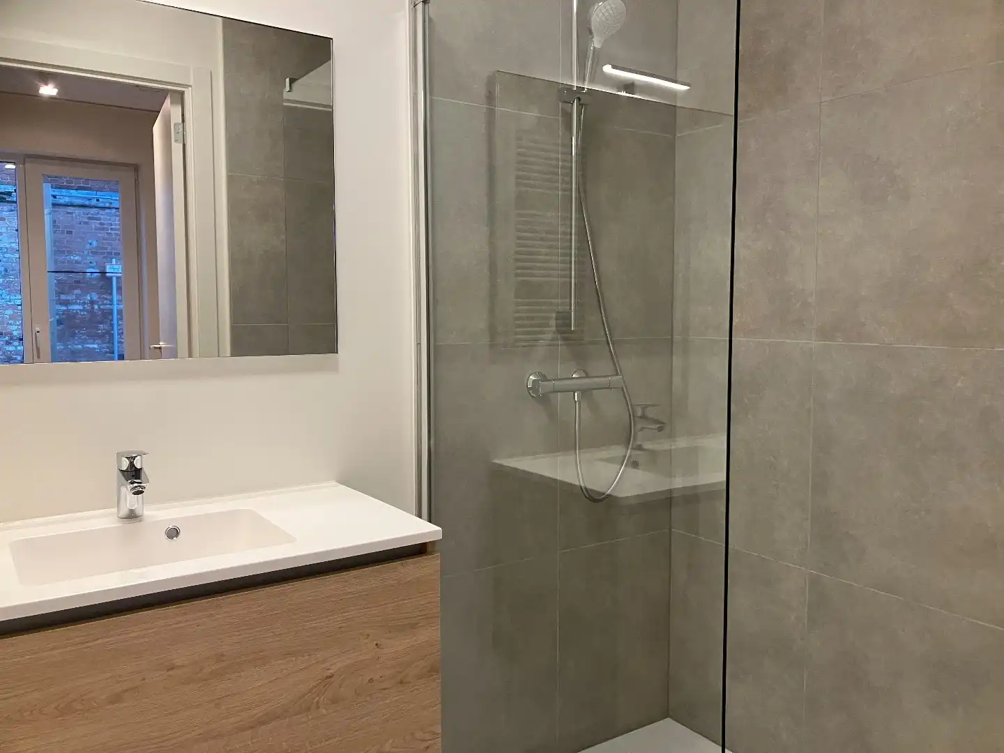 Nieuw gelijkvloers 1-slaapkamerappartement met autostaanplaats en berging! foto 8