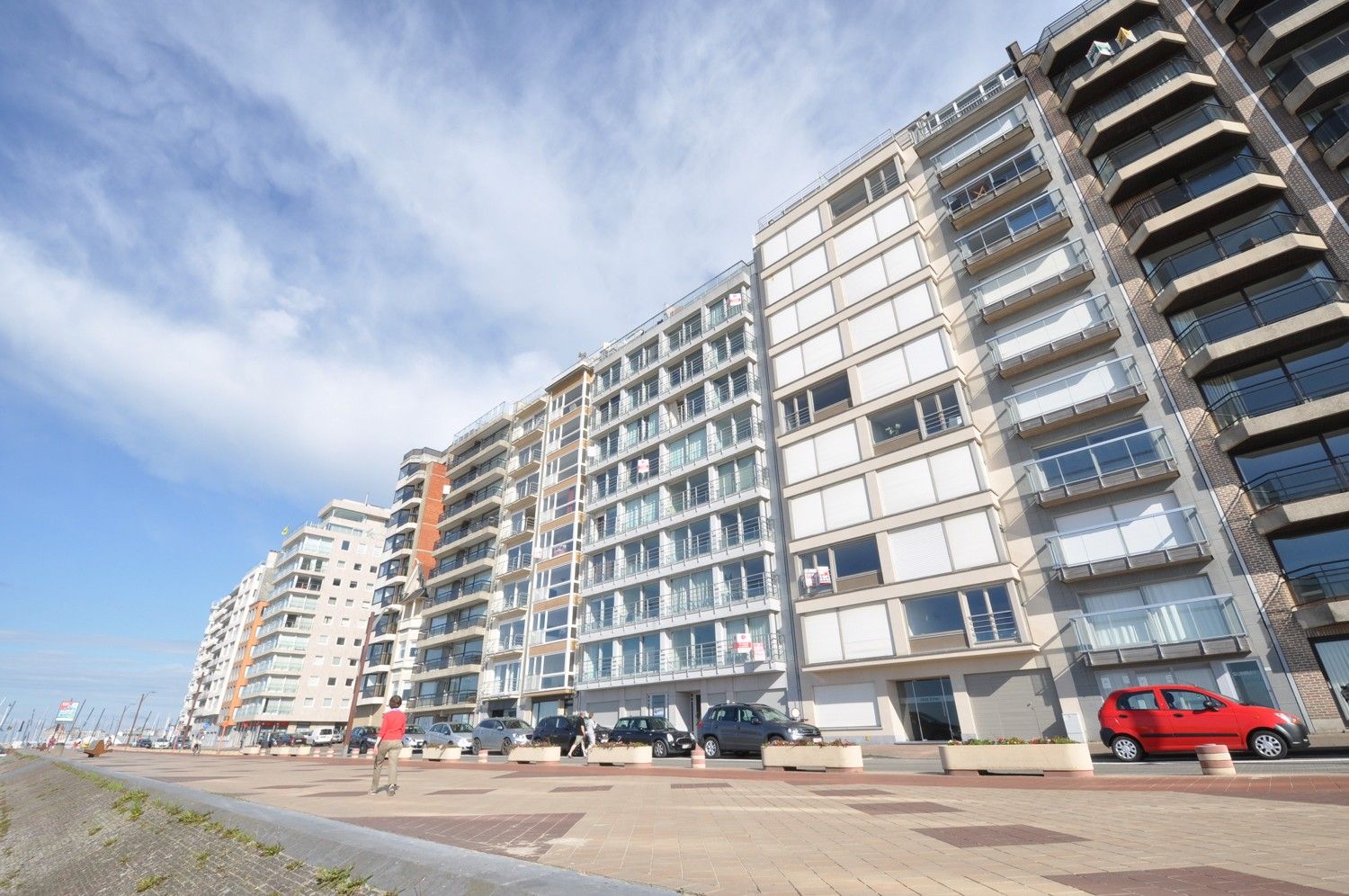 Prachtig gerenoveerd 2- slaapkamer appartement met frontaal zeezicht. foto {{pictureIndex}}