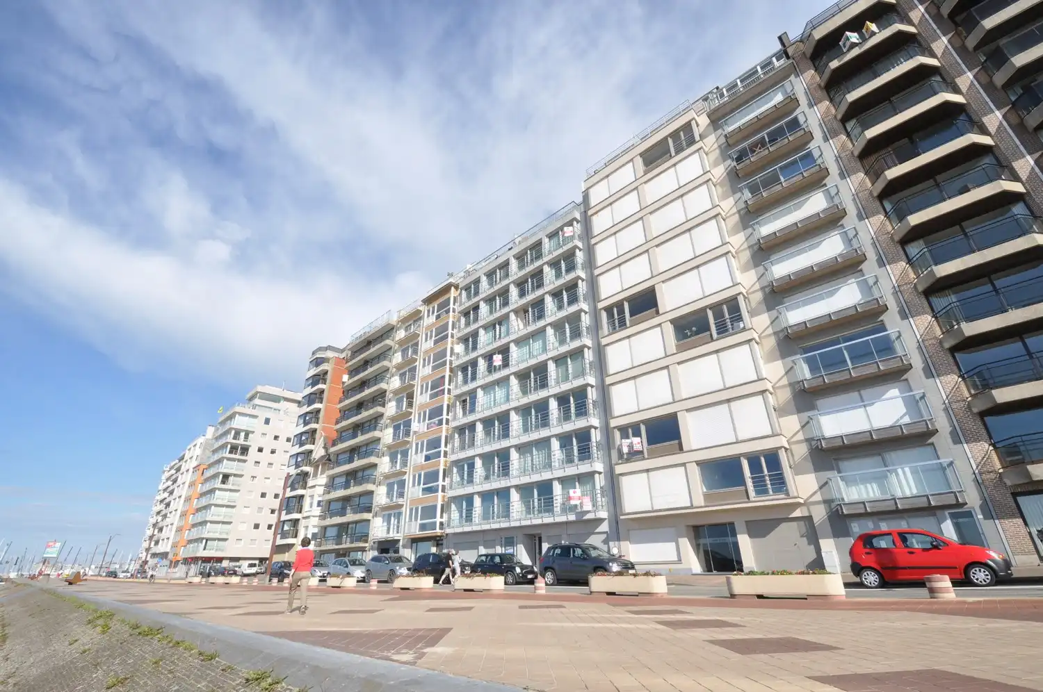 Prachtig gerenoveerd 2- slaapkamer appartement met frontaal zeezicht. foto {{pictureIndex}}