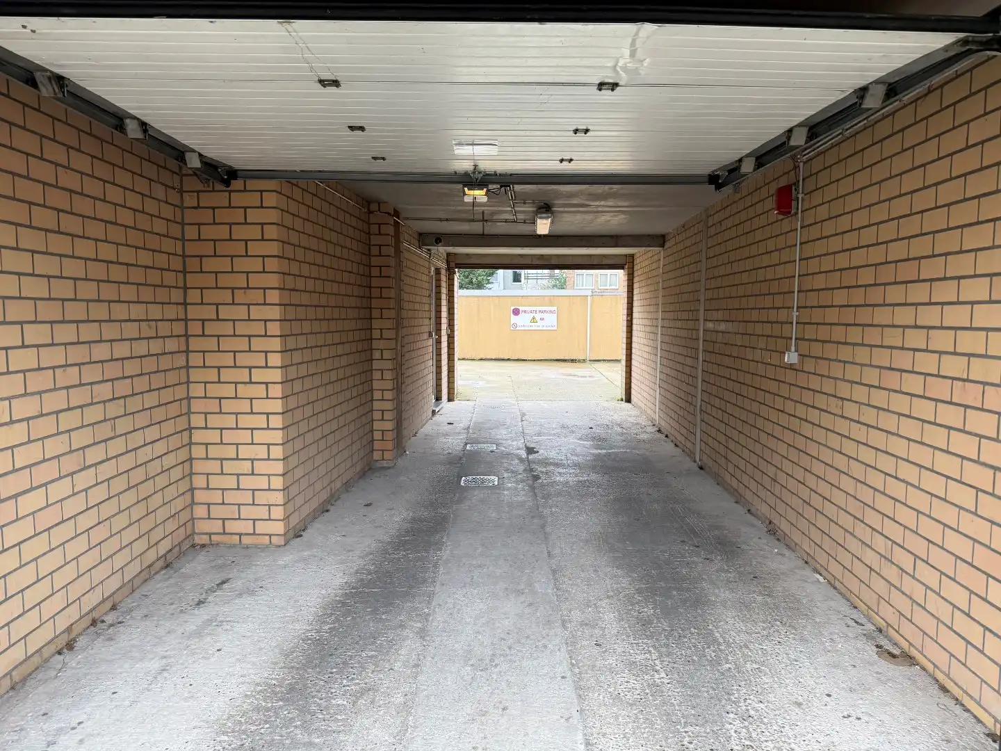 Gesloten garagebox in residentie De Barke foto 3