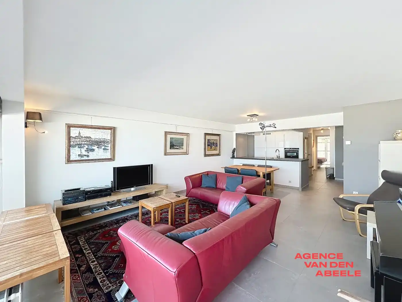 Op een topligging aan de Zeedijk in Duinbergen bevindt zich dit appartement met ongehinderd frontaal zeezicht.  foto 5