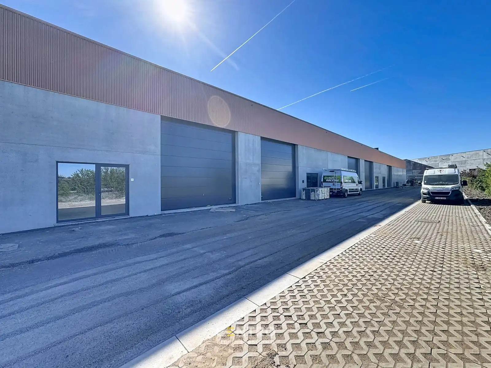 NB MAGAZIJN (167m²) inclusief 1 private PARKEERPLAATS op industriezone "Schatting" te Zedelgem foto {{pictureIndex}}