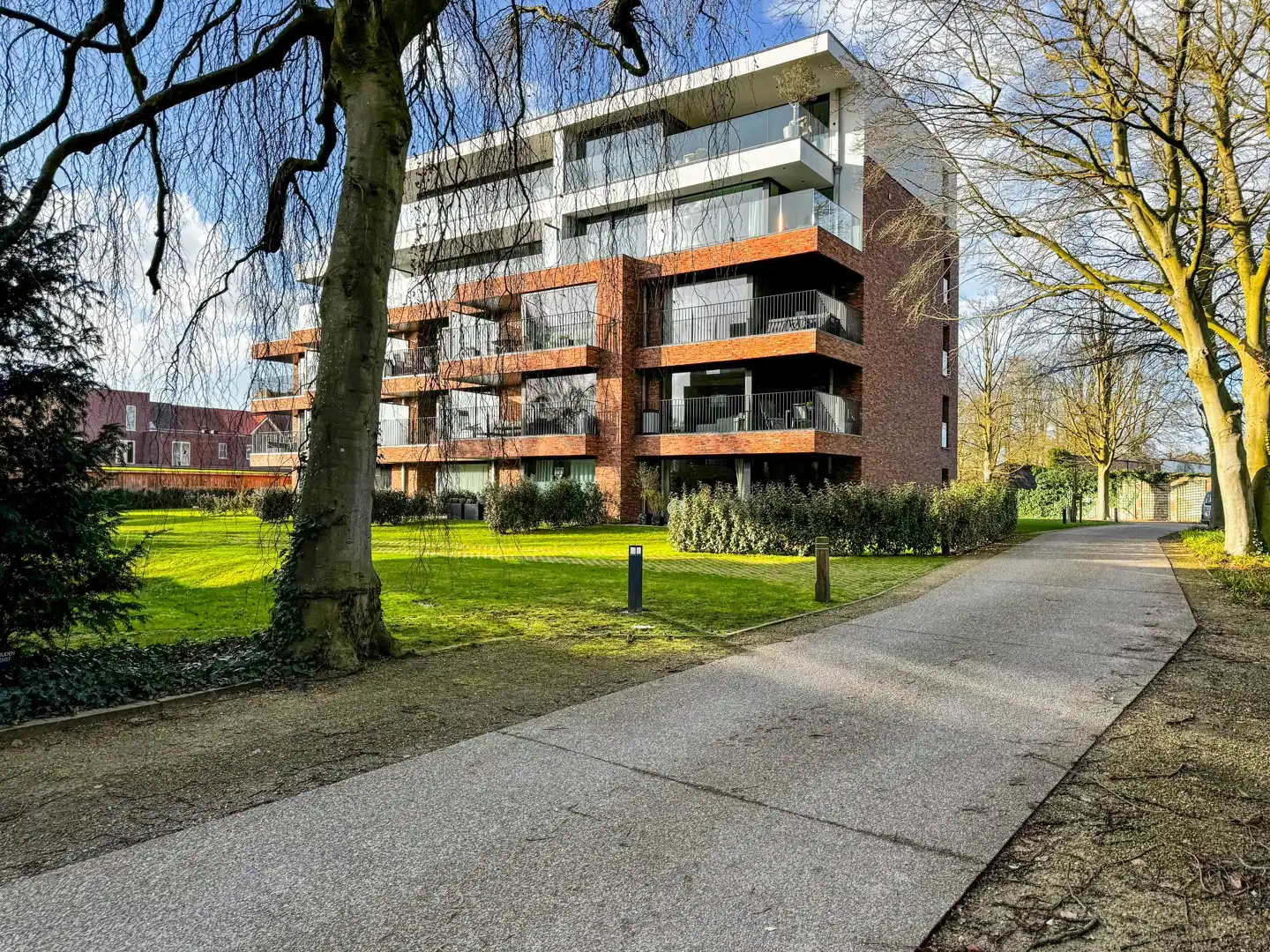 Stijlvol en lichtrijk appartement in een prachtige parkomgeving! foto 2