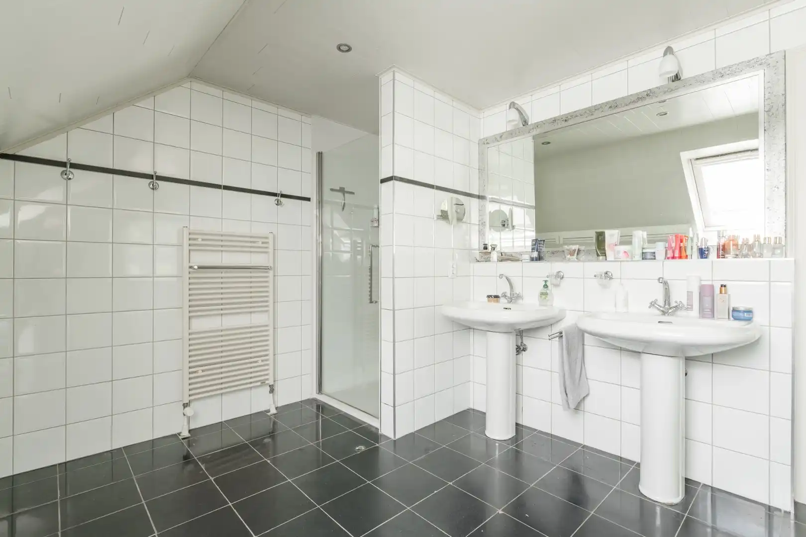 Charmante & sfeervolle, instapklare, energiecorrecte (EPC B) villa-landhuis met 5 slaapkamers, 3 badkamers, bureau én dubbele garage. foto 55