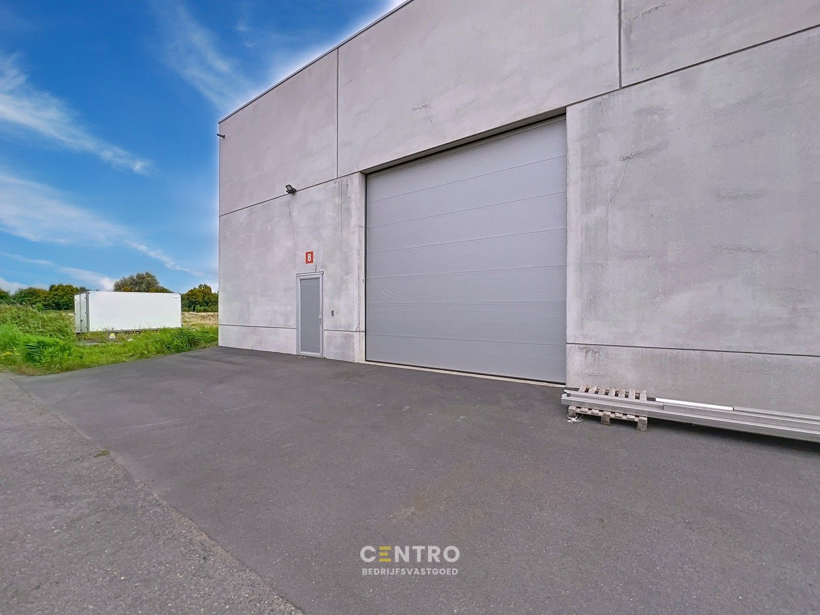 Instapklare OPSLAGRUIMTE / LOODS (216m²) voorzien van elektrische sectionaalpoort met aparte loopdeur en vrije hoogte van 7m! Op industriezone te Houthulst! foto {{pictureIndex}}
