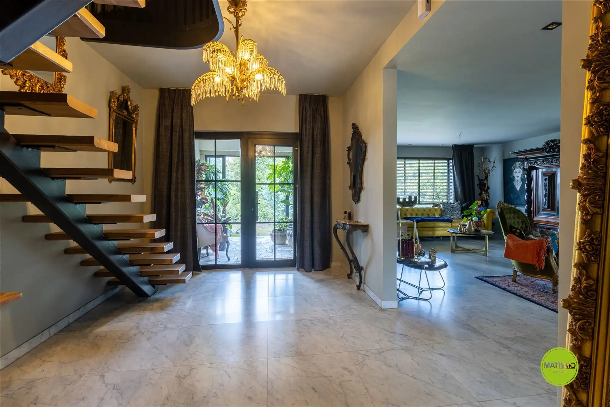 Luxueus gerenoveerde woning met groot stuk grond  foto 22