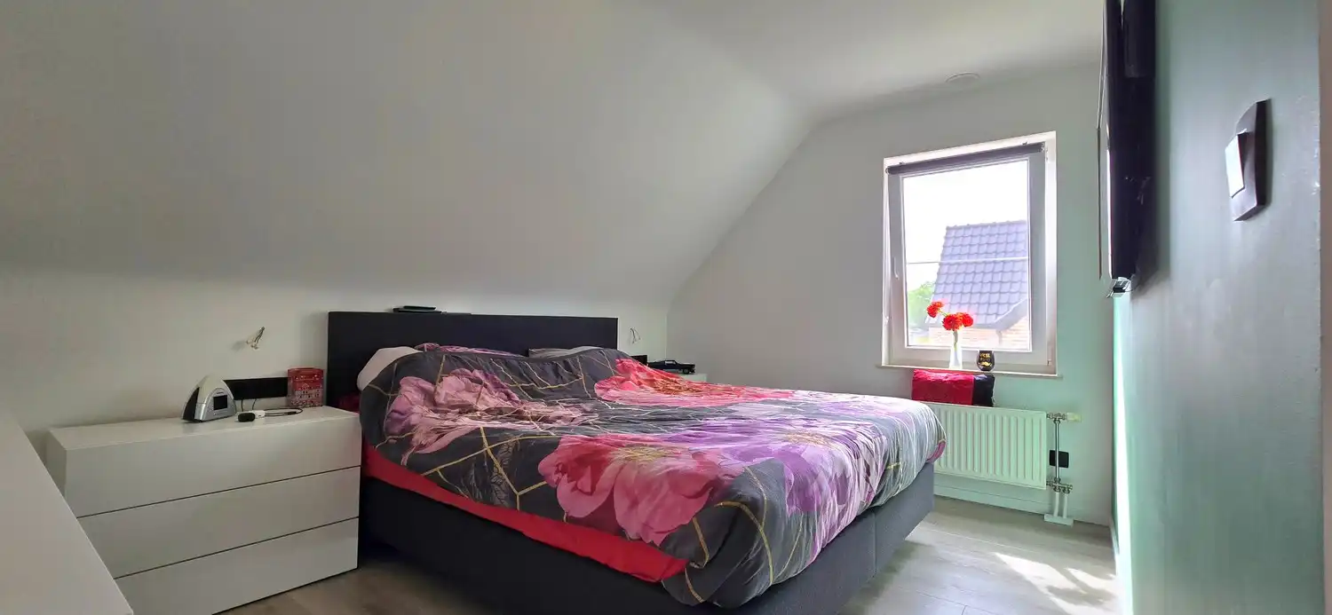 Instapklare halfopen gezinswoning met 4 slaapkamers, zonnepanelen en zonnige tuin foto 15
