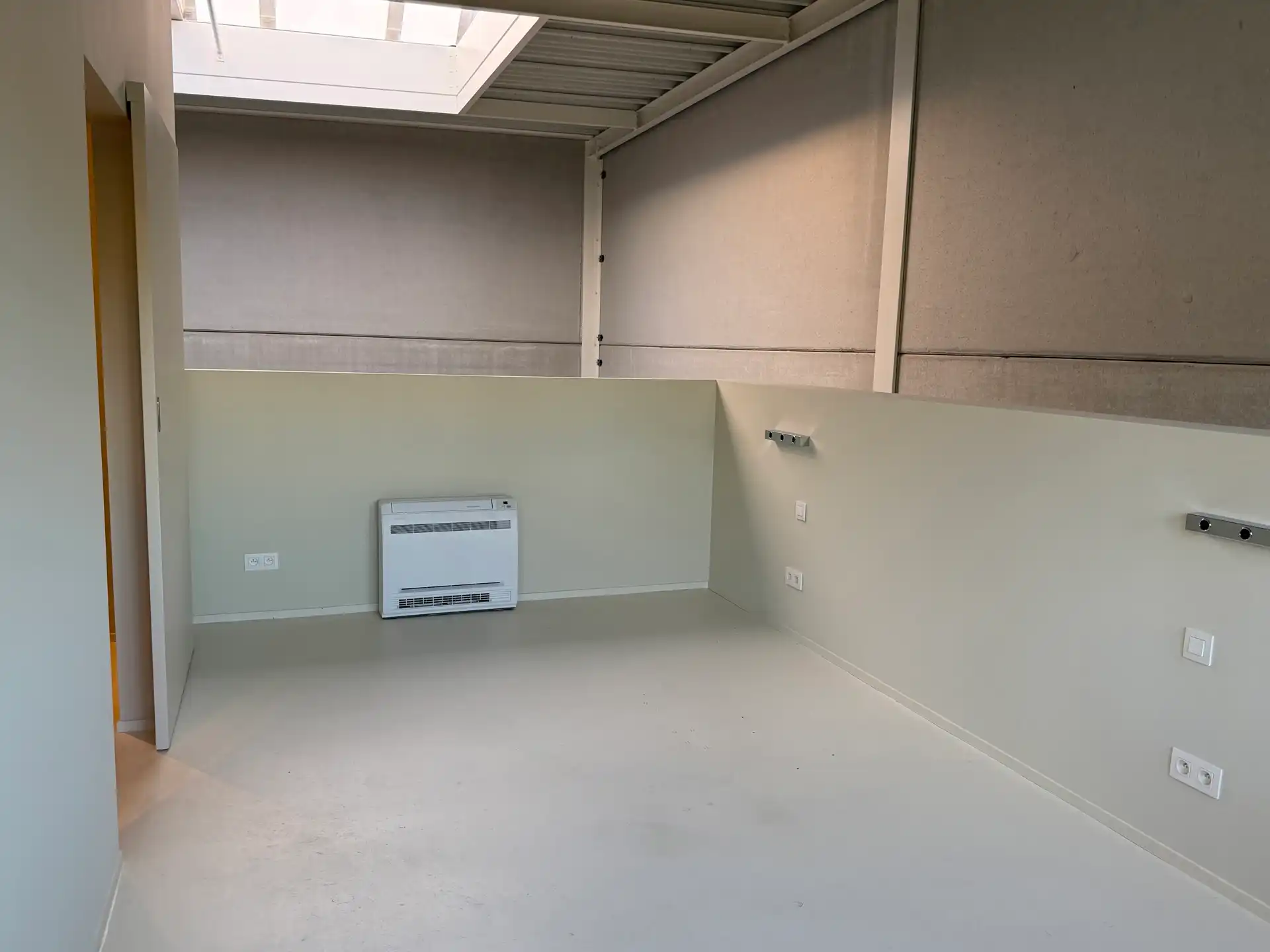 MODERNE KMO-UNIT MET SHOWROOM/KANTOOR IN GENK foto 14