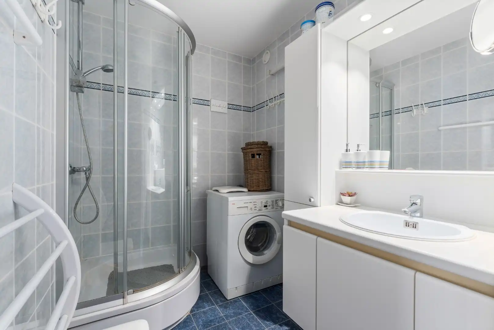 Modern gemeubeld 2 slaapkamerappartement met garage TE KOOP foto 11