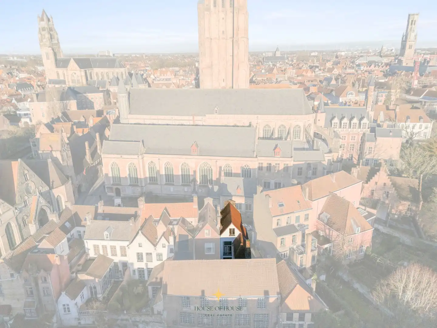 Subliem gerenoveerde stadswoning in een uitzonderlijk historisch kader rond de Onze-Lieve-Vrouwekerk, zonder renovatieverplichting foto 2