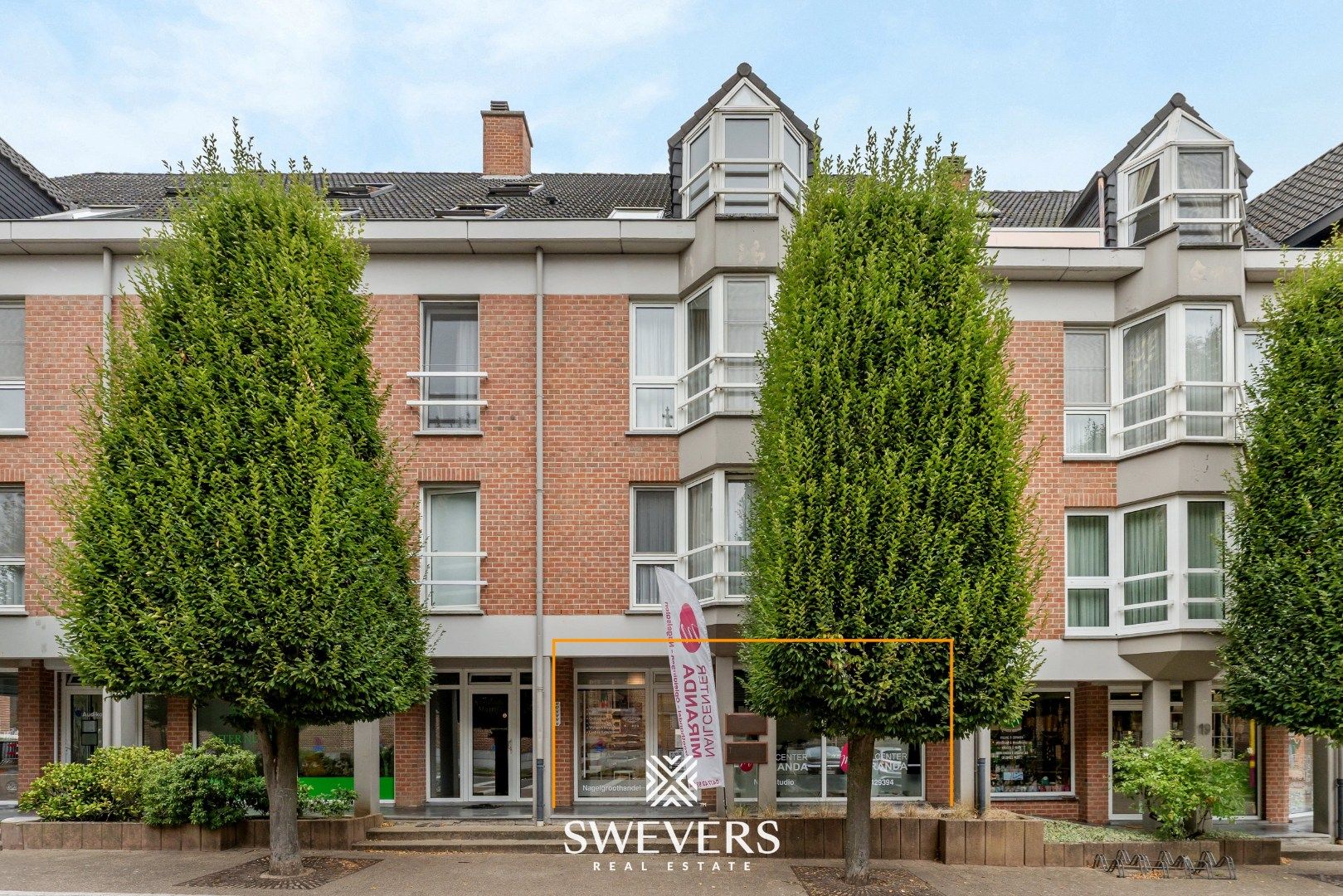 Handelspand met praktische indeling in hartje Tessenderlo foto {{pictureIndex}}