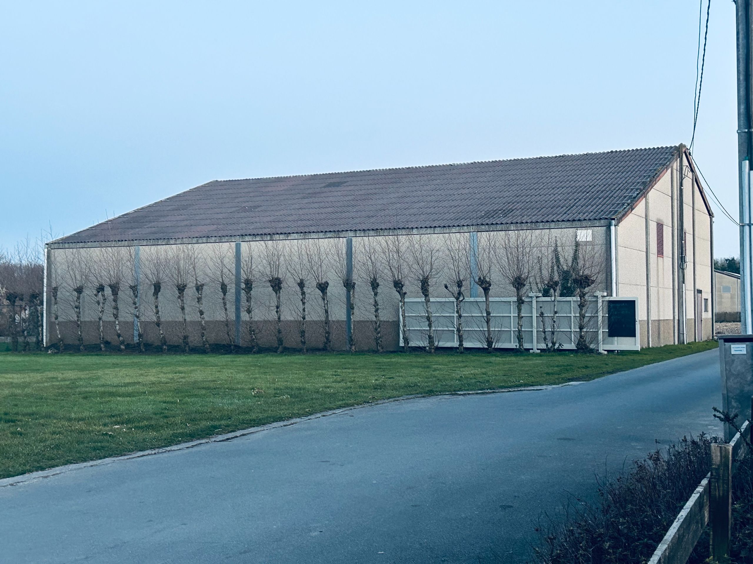 Loods/magazijn van 480m2 op een strategische ligging te Harelbeke foto {{pictureIndex}}