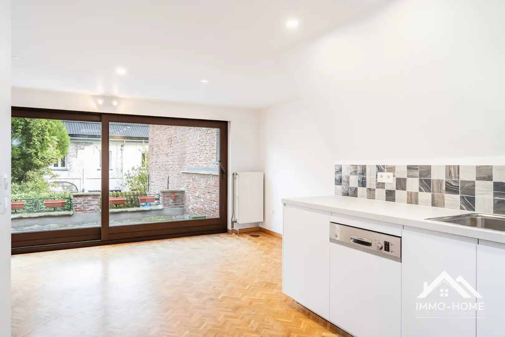 Karaktervol opbrengsteigendom in hartje Lokeren met studio en duplex appartement! foto 3