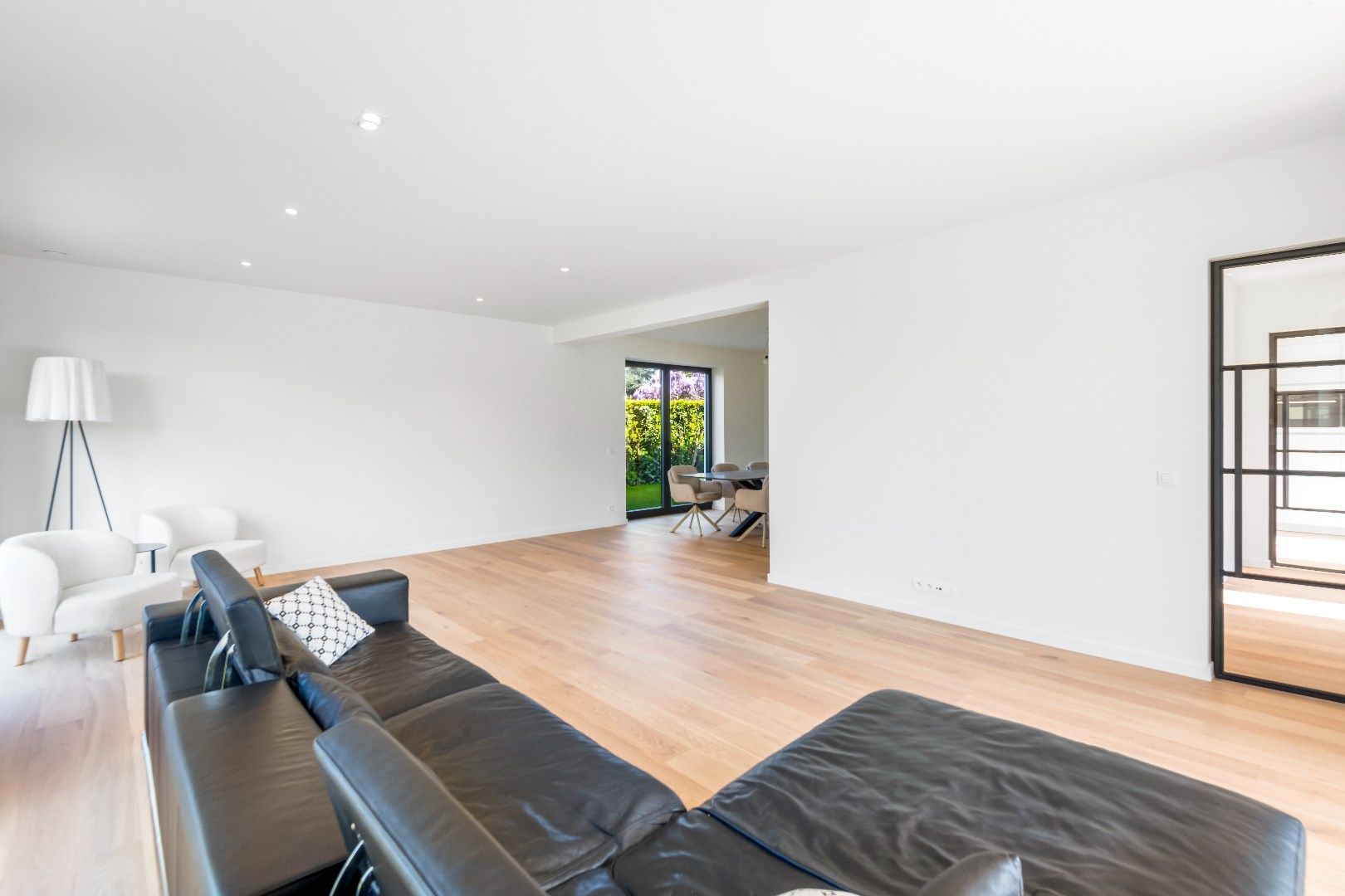 Prachtige nieuwbouw villa met zwembad in een rustige omgeving foto 11