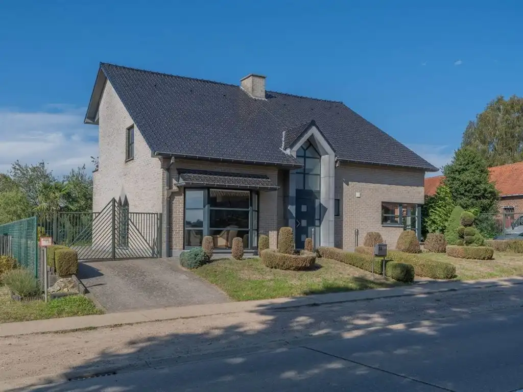Verrassend ruime vrijstaande woning met inpandige garage foto 4