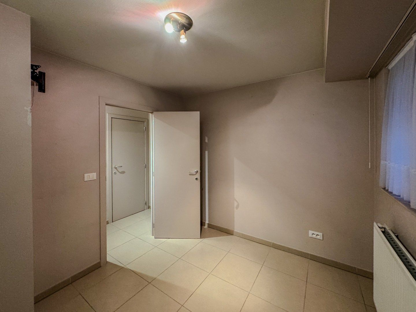 Gelijkvloers appartement met 2 slaapkamers in het centrum. foto 9