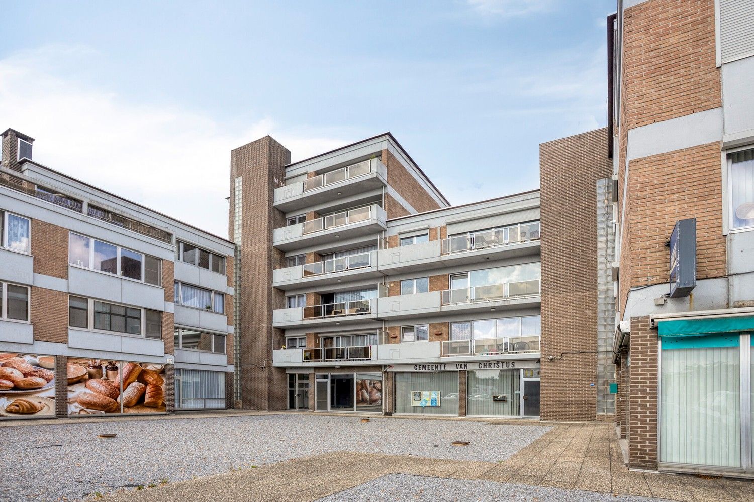 Ruim appartement op de bovenste verdieping in hartje Rekem! foto 2