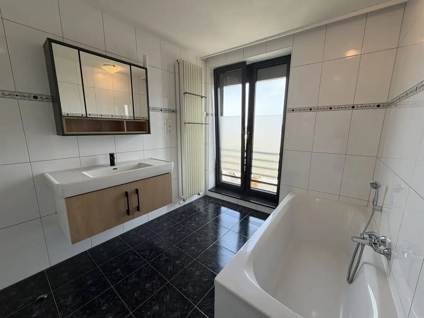 Zeer ruim en stijlvol 1-slaapkamer appartement met extra polyvalente ruimte en terrasje in het centrum van Neeroeteren.  foto 15