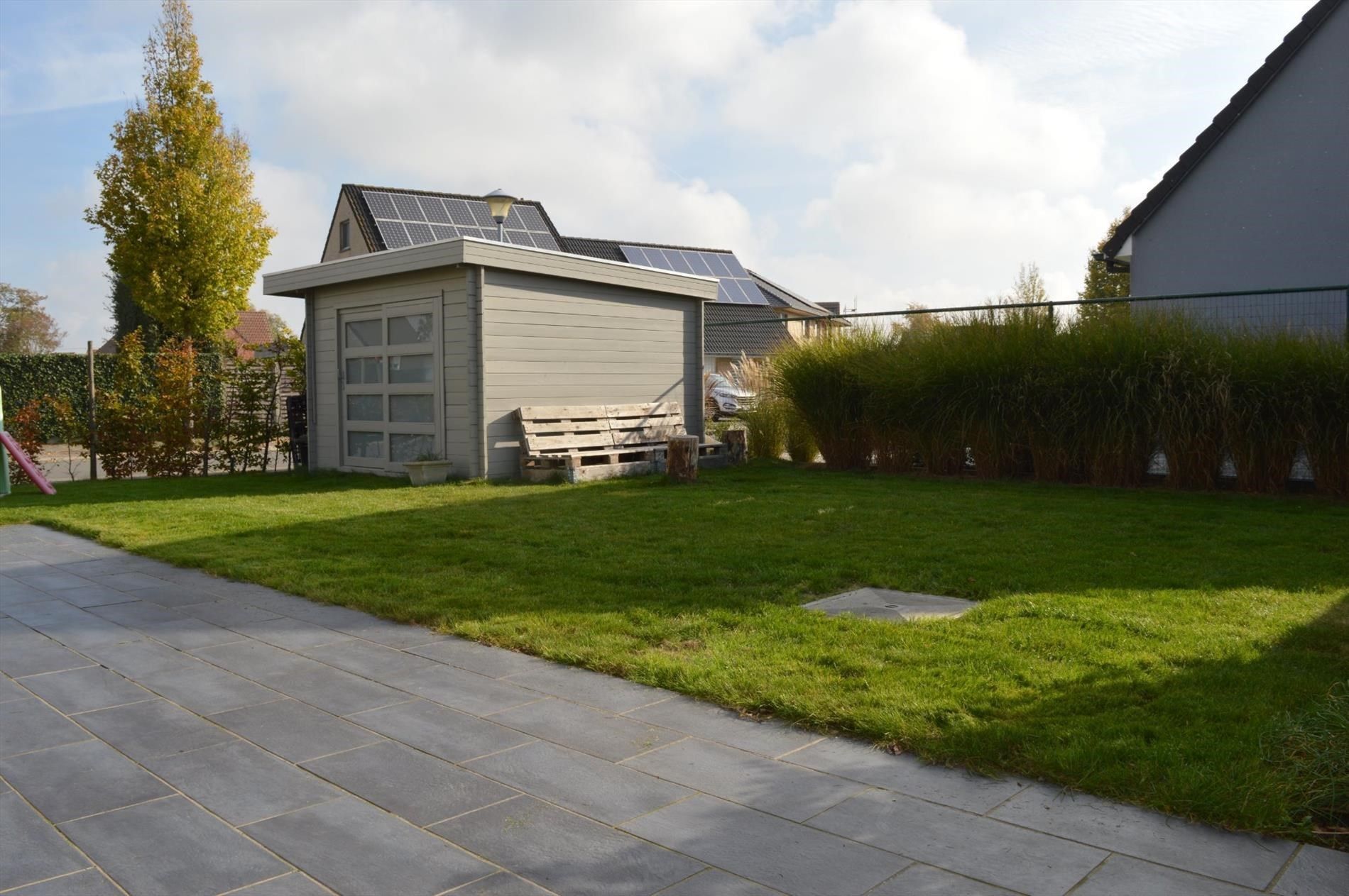 Verzorgde halfopen gezinswoning met drie slaapkamers en mooie tuin foto 12