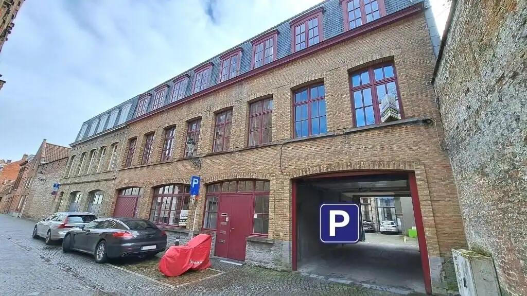 Autostandplaats - Parkeerplaats te huur in centrum Brugge foto {{pictureIndex}}