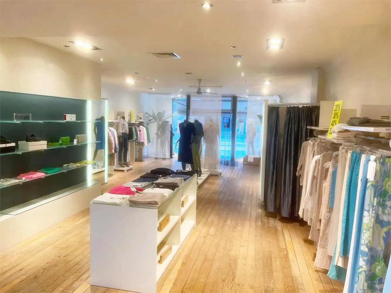 Handelsruimte op toplocatie in het hart van de beste winkelstraat van MOL. foto 2