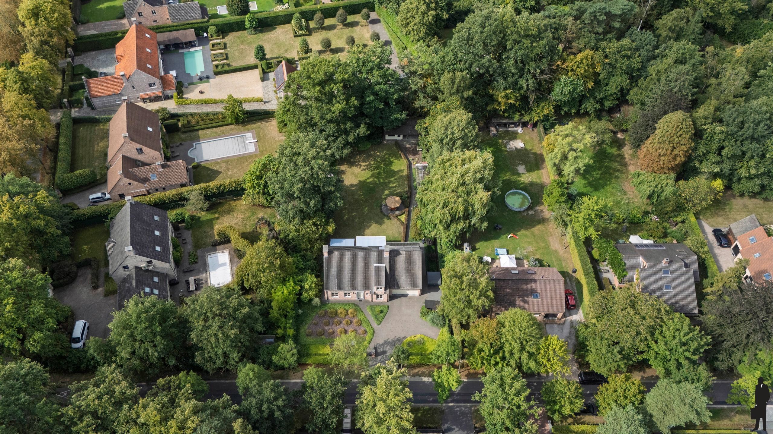 Ruime villa met aangelegde tuin foto 37