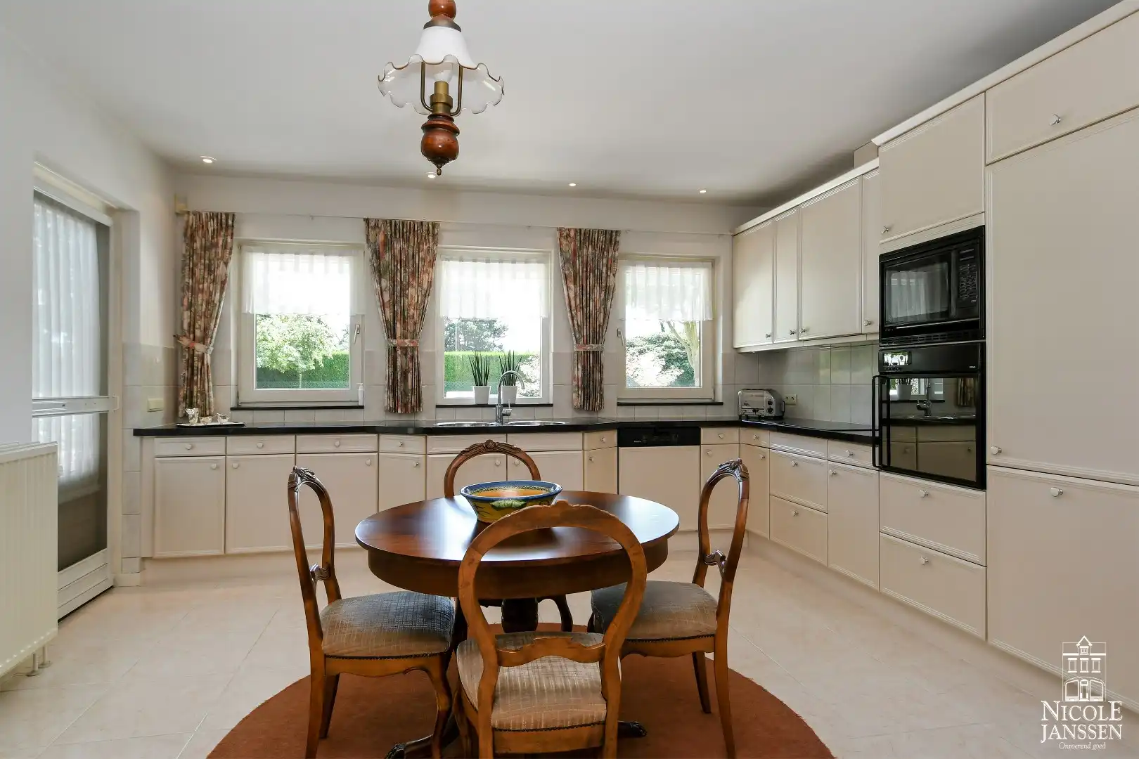 Stijlvol en ruim ingedeeld landhuis met grote tuin in het centrum foto 11