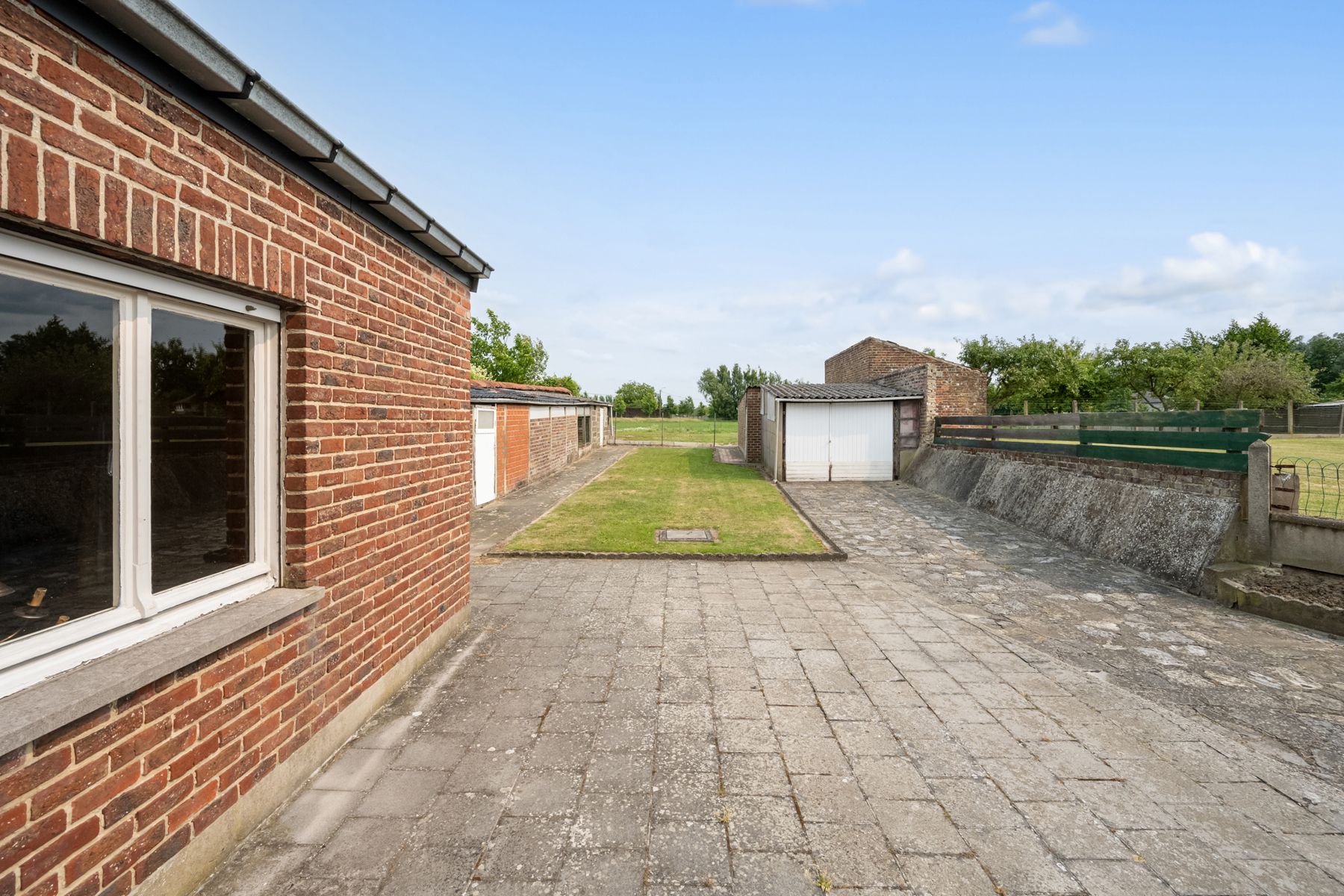 Grote, halfopen woning met grote weide foto 25
