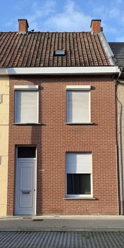 Woning met 2 slaapkamers, tuin en garage te Roeselare foto {{pictureIndex}}