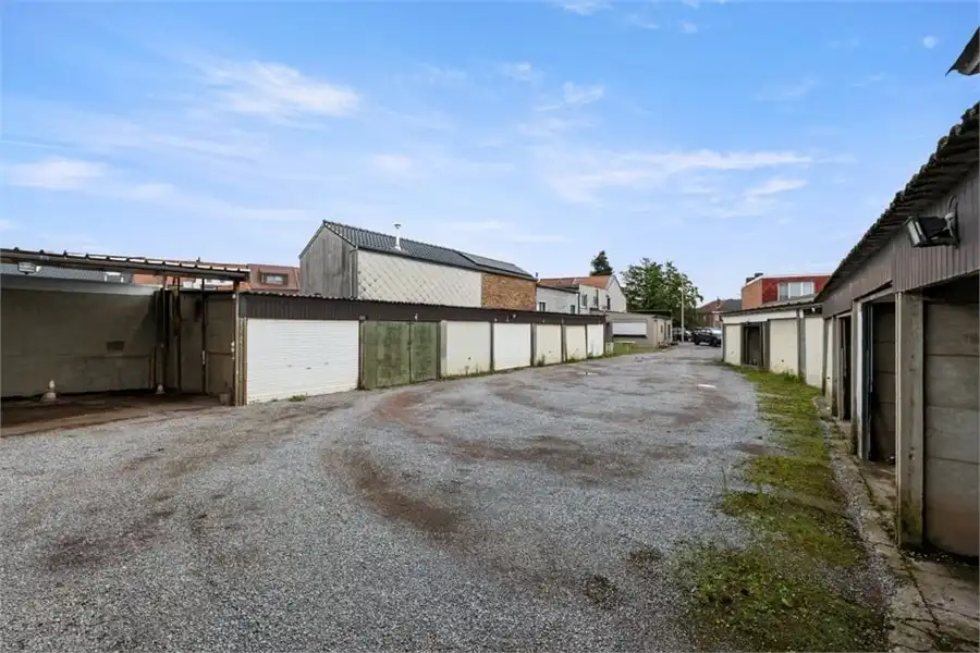 2 TE RENOVEREN WONINGEN+ 16 GARAGES OP EEN PERCEEL VAN 9A87 foto 4