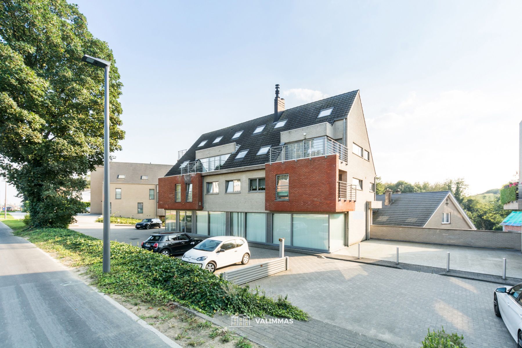 Een recent & instapklaar appartement met terras & garage foto 12