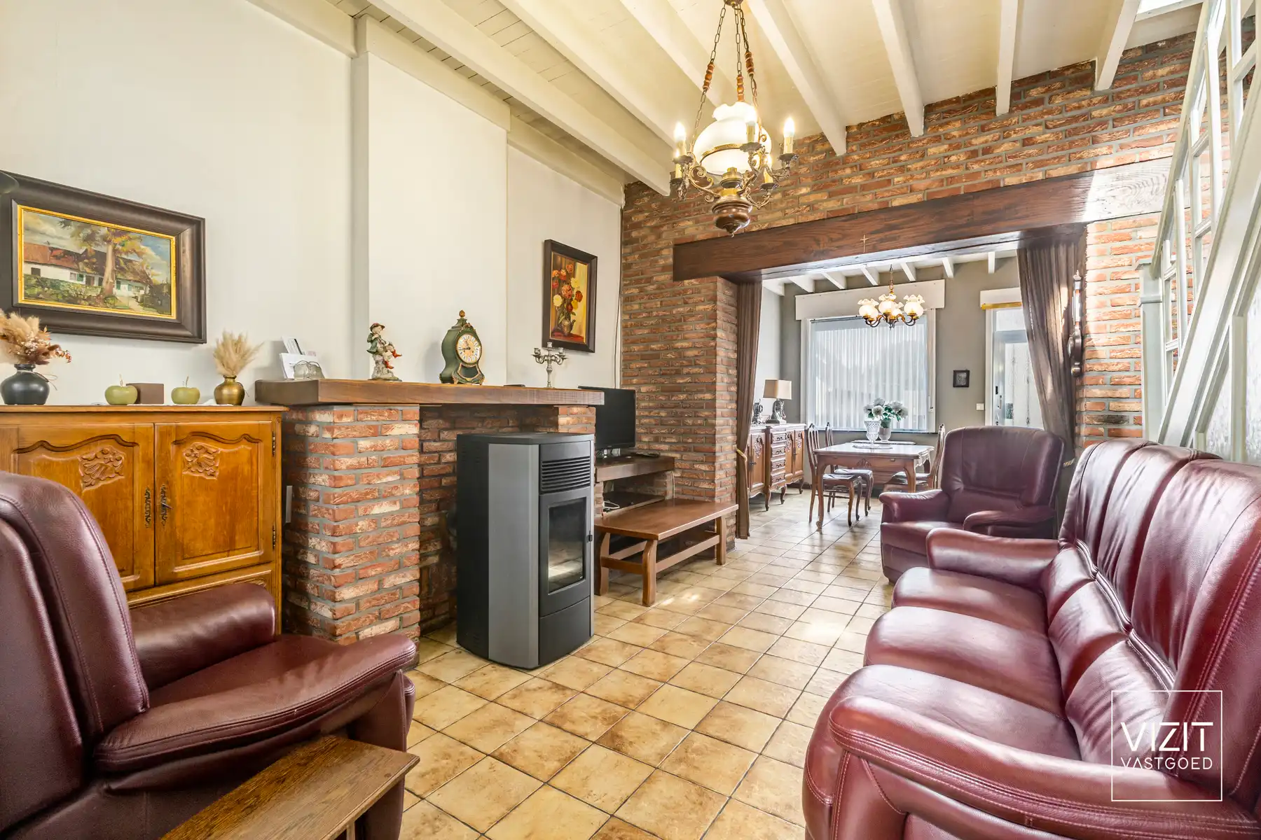 Te renoveren woning met ruime garage en tuin! foto 7