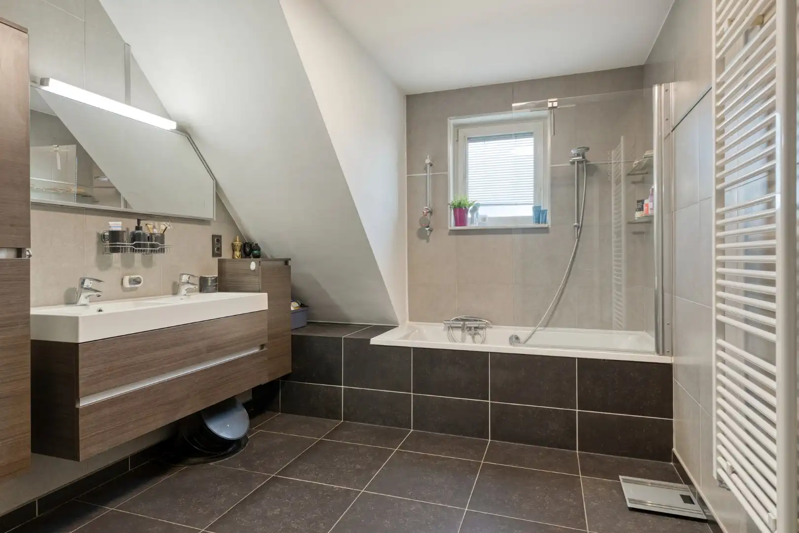 Mooie bel-etage woning van 234 m² bew.opp. op 344 m² grond. foto 19