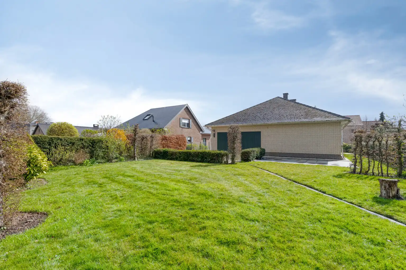 Bungalow van 176 m² met garage en tuin foto 21