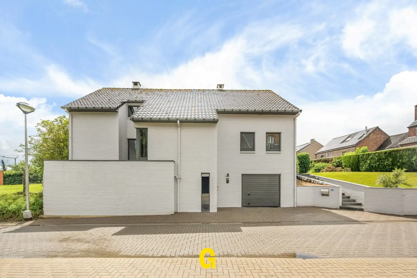 Knappe halfopen woning met een aantrekkelijke tijdloze architectuur, in perfecte staat, op 5a 67ca - label C foto {{pictureIndex}}