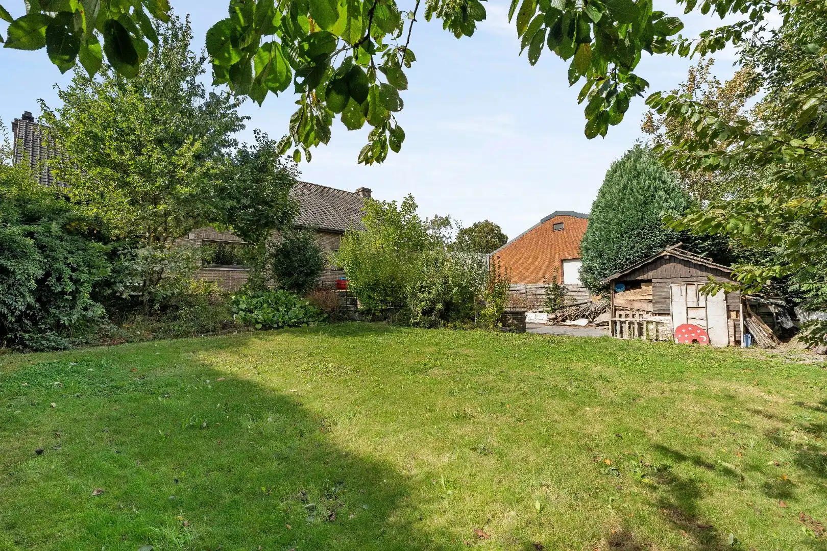 OP TE FRISSEN WONING MET 3 SLPKS, GROTE TUIN EN 2 GARAGES foto 2