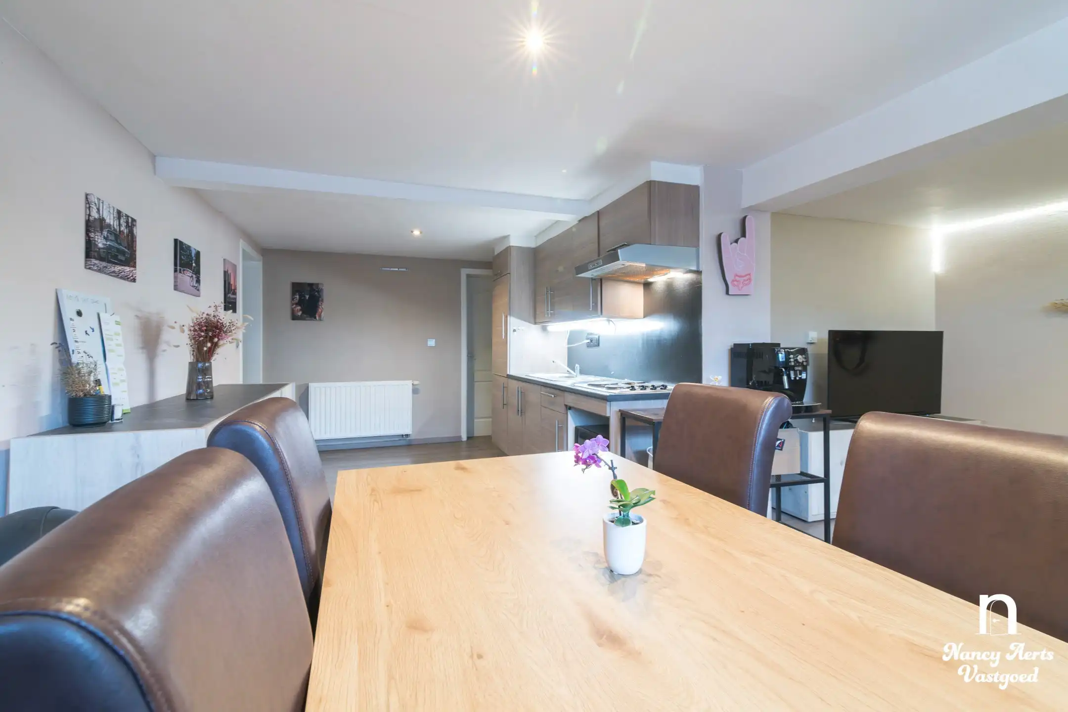 Halfopen woning met grote omheinde tuin en mooi uitzicht foto 8