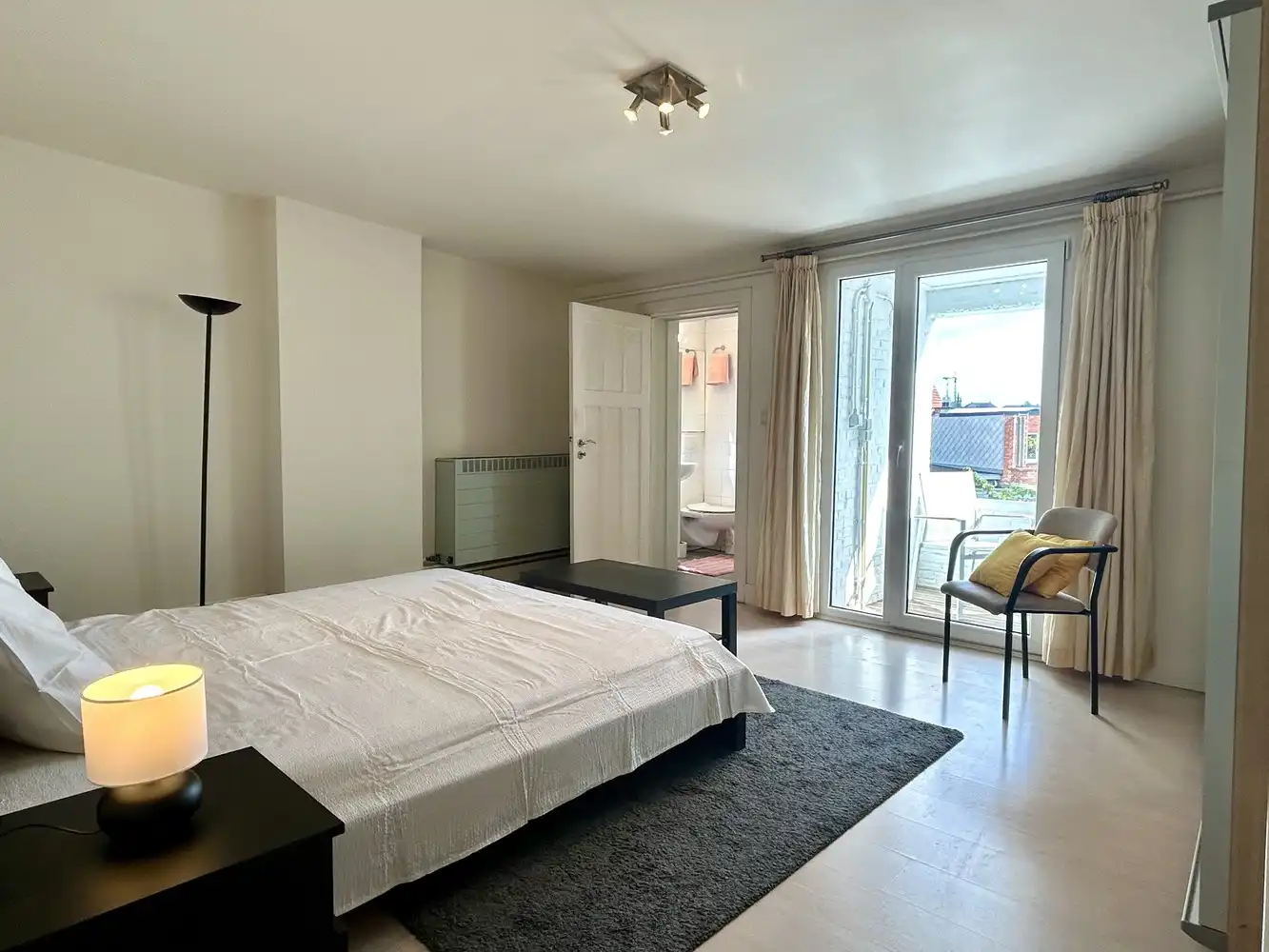 Gemeubeld, lichtrijk appartement op toplocatie te Leuven foto 9