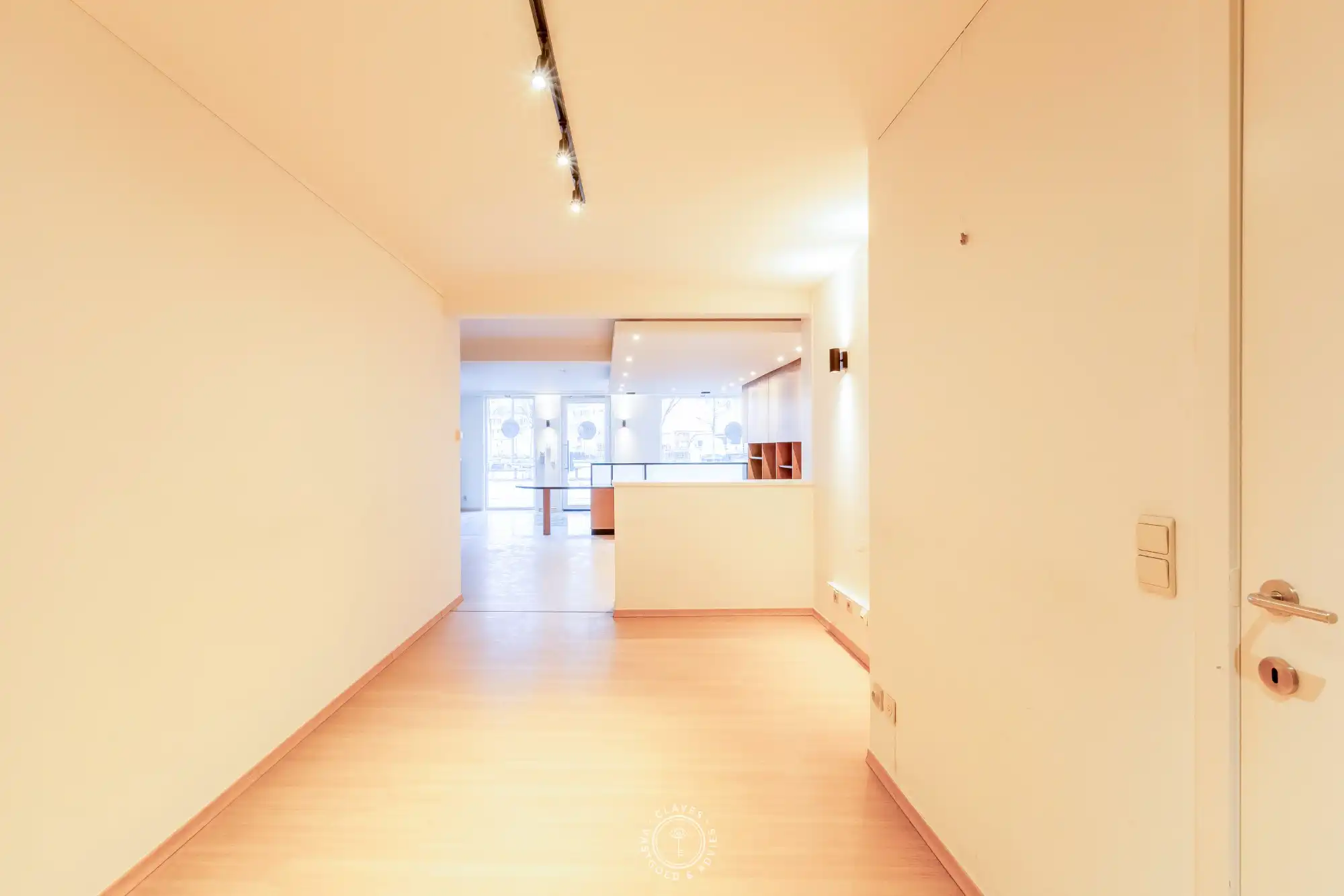 Centraal gelegen handelspand / kantoor met zicht op de Grote Markt foto 9