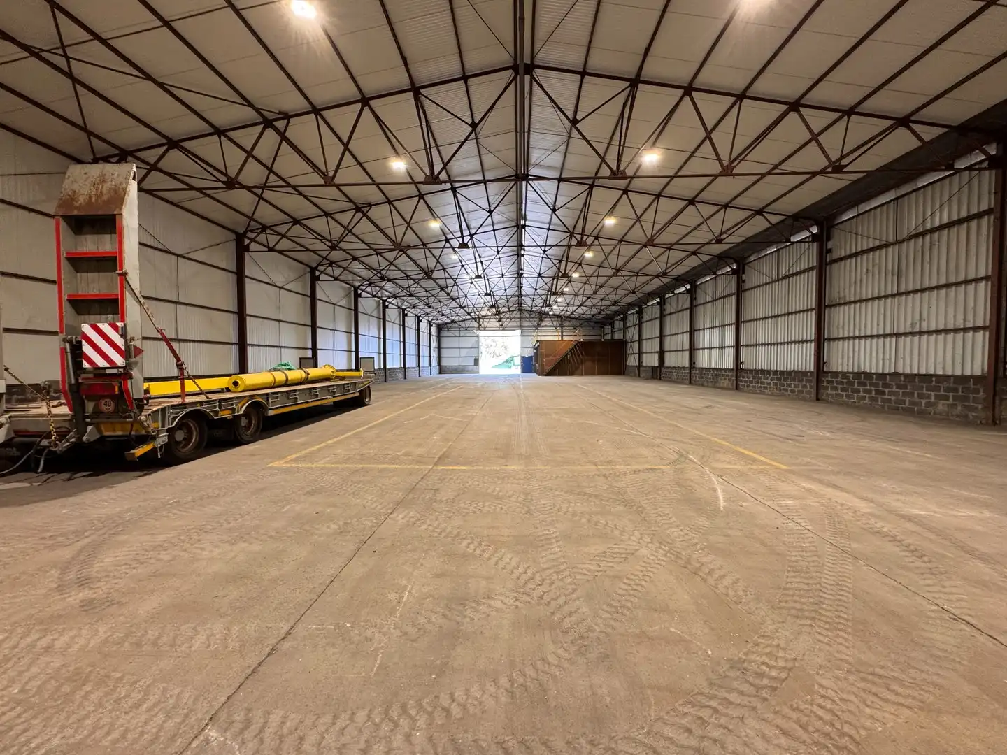 Magazijnruimte van 1.000 m² met mezzanine te huur in Zedelgem foto 3