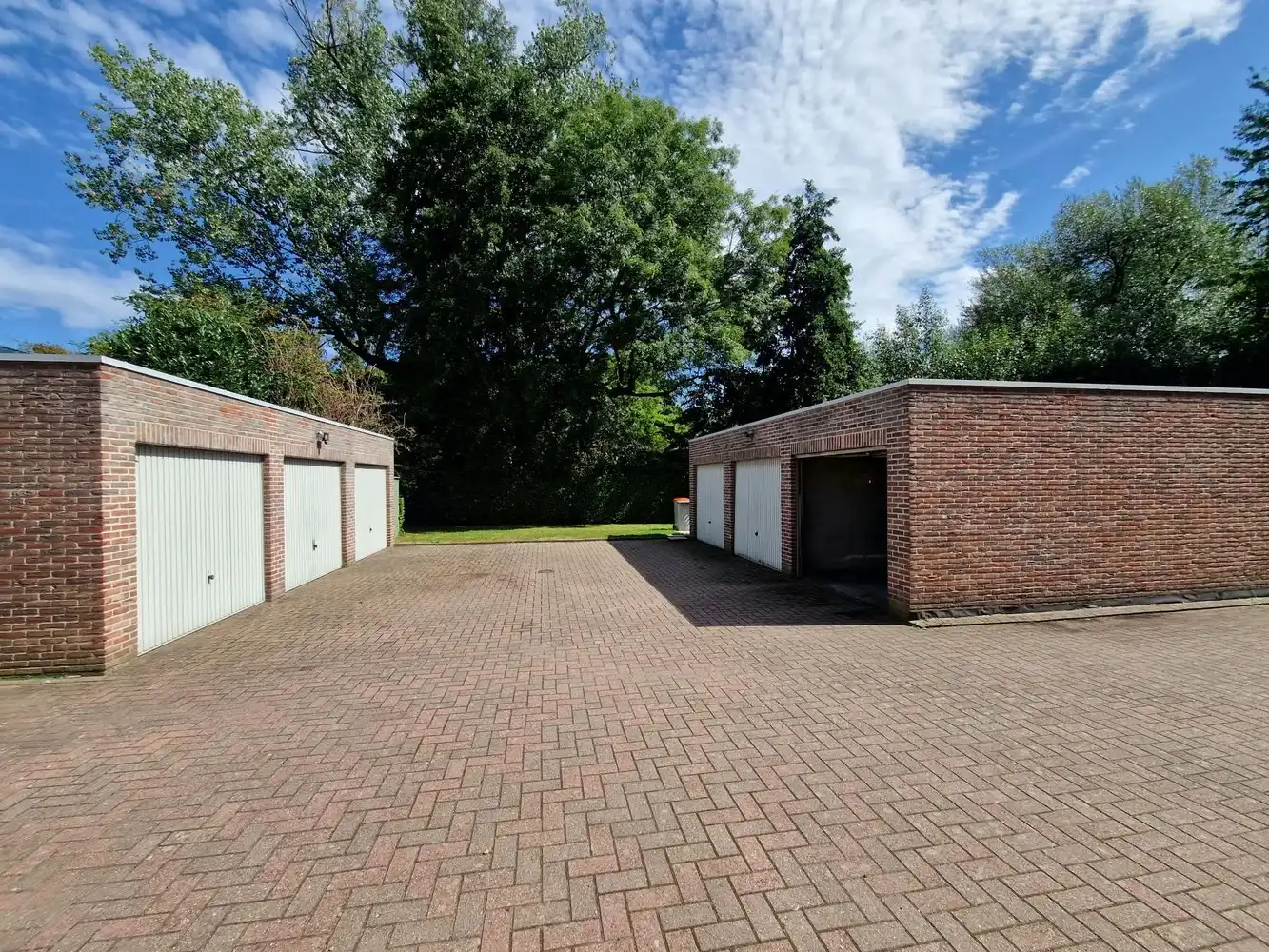 Te huur: gesloten garagebox in Lanaken foto 3
