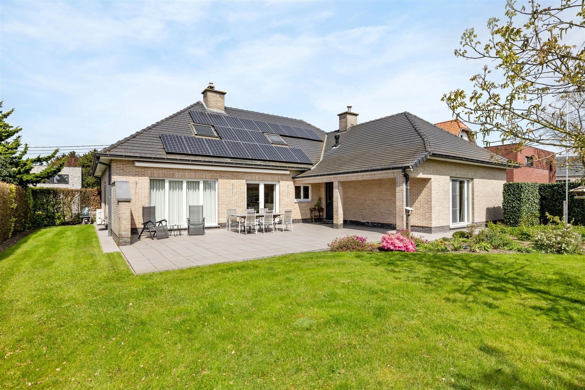 Ruim opgezette gezinswoning met een mooi aangelegde tuin op een residentiële toplocatie (2.375m²) foto 29