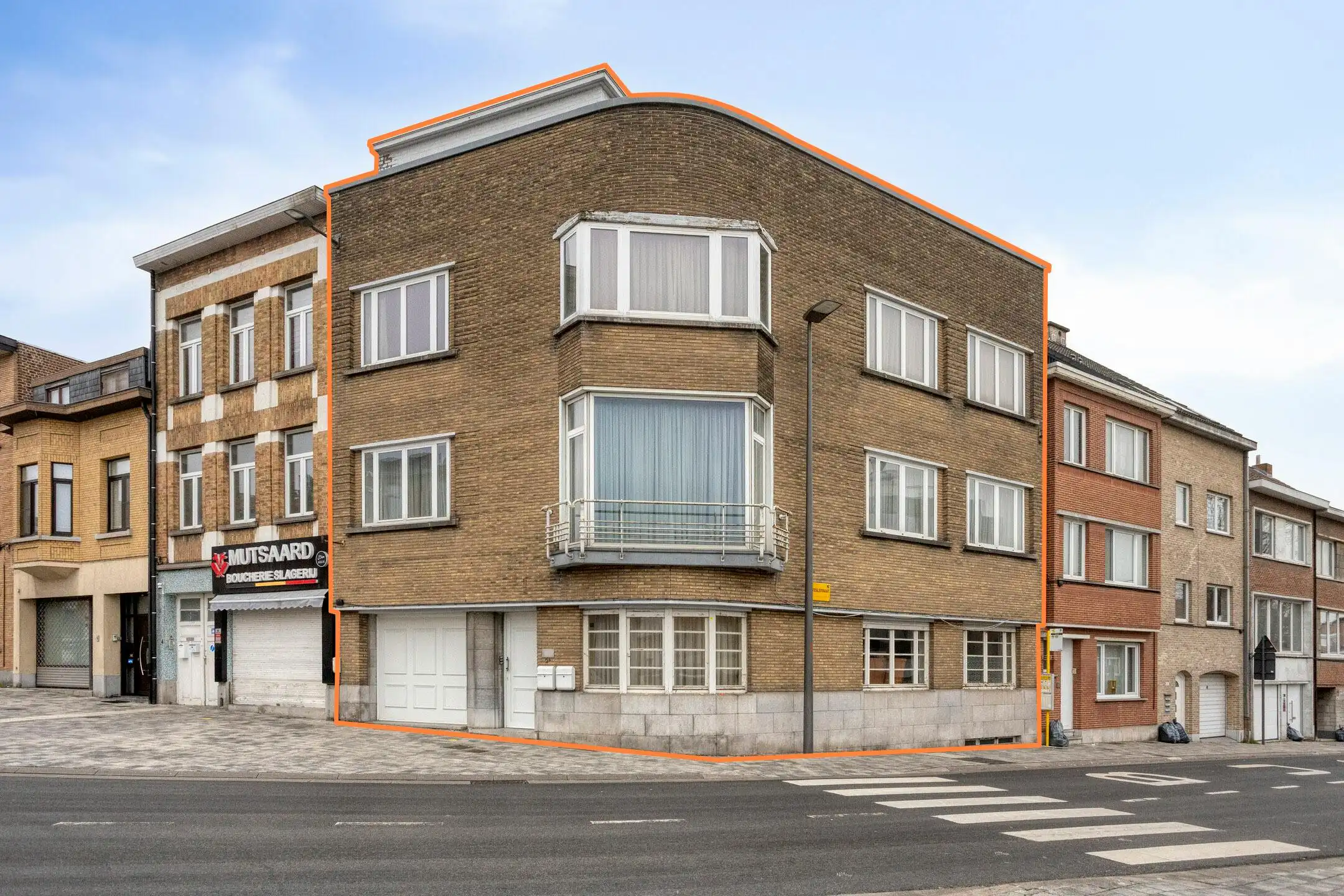 Uniek opbrengstgebouw op toplocatie met garage in Strombeek foto {{pictureIndex}}