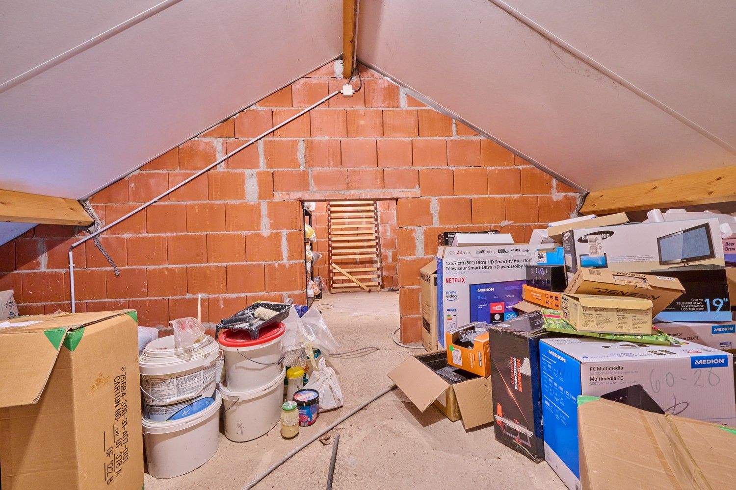 Duurzaam afgewerkte half vrijstaande woning gelegen in een verkeersluwe straat nabij het centrum foto 19