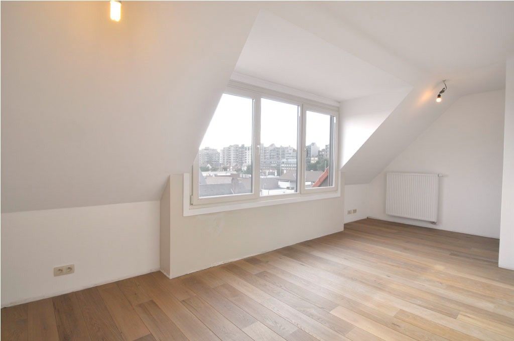 Ruime en modern duplexappartement nabij de kerk in Heist foto 7