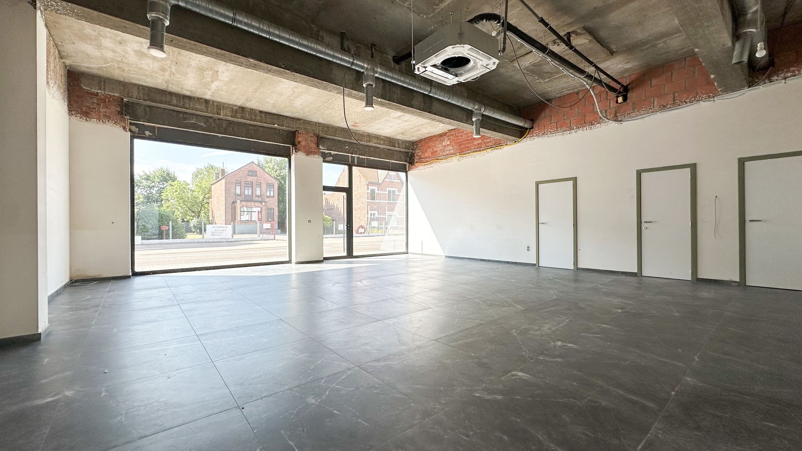 Afgewerkt handelspand van 90m² in Heppen met parkeerplaats! foto 4