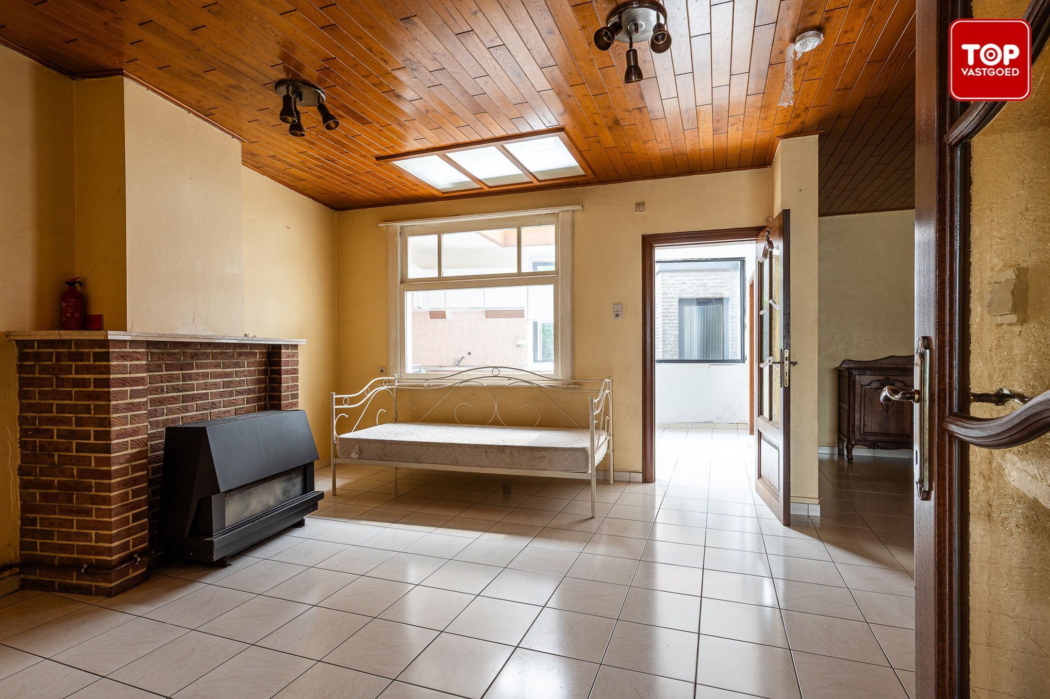 Te renoveren woning met veel potentieel foto 3