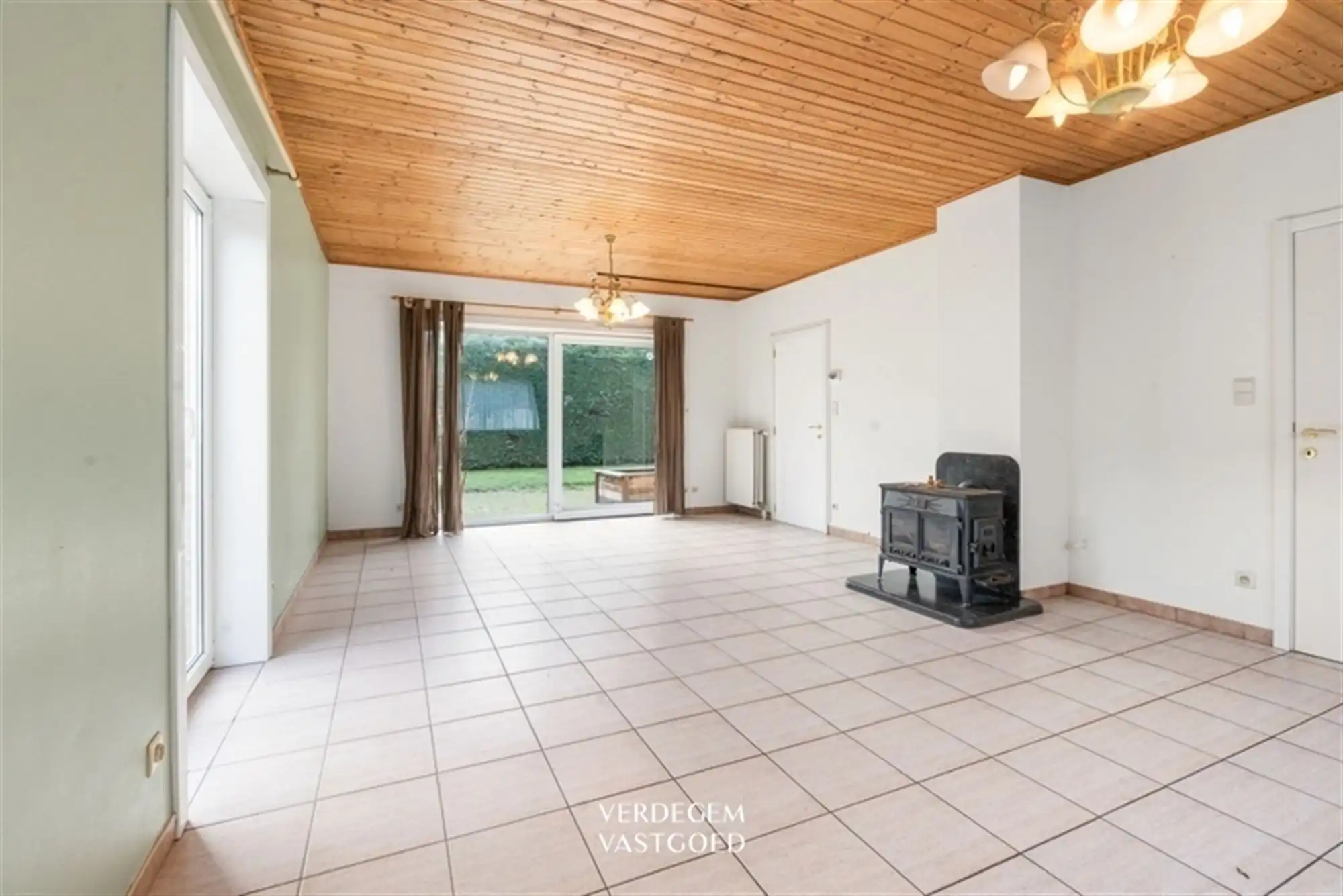 Rustig gelegen, vrijstaande woning met 6 slaapkamers op mooi perceel foto 7